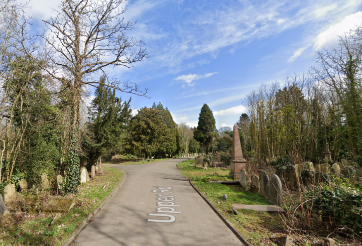 Upper Road approaching Quadrant Road